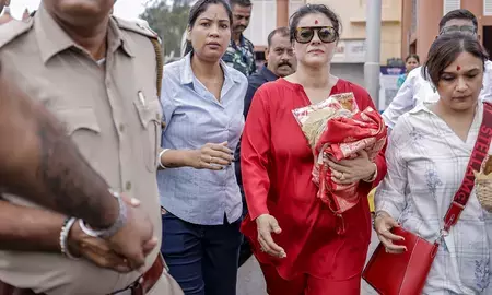 दक्षिणेश्वर मंदिर में काजोल ने किया दर्शन, मां काली से लिया आशीर्वाद दक्षिणेश्वर मंदिर में काजोल ने किया दर्शन, मां काली से लिया आशीर्वाद