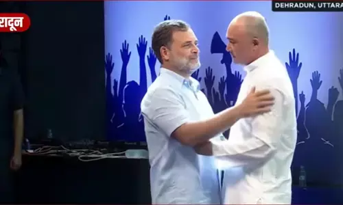 NEET छात्रा के पिता मंच पर फूटे आंसू – राहुल गांधी से बोले, सर सदन में आवाज उठाइए NEET छात्रा के पिता मंच पर फूटे आंसू – राहुल गांधी से बोले, सर सदन में आवाज उठाइए