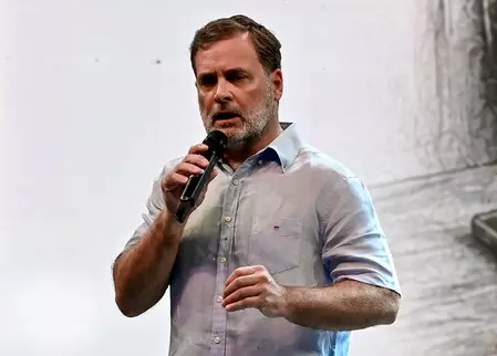 सोनम वांगचुक को अस्पताल में भर्ती करने को लेकर राहुल गांधी ने केंद्र सरकार को घेरा सोनम वांगचुक को अस्पताल में भर्ती करने को लेकर राहुल गांधी ने केंद्र सरकार को घेरा