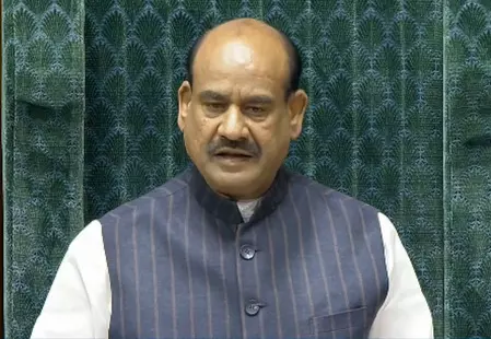 उद्धव ठाकरे को लगा सबसे बड़ा झटका, लोकसभा स्पीकर ने 6 बागी सांसदों के शिवसेना में विलय को दी मंजूरी उद्धव ठाकरे को लगा सबसे बड़ा झटका, लोकसभा स्पीकर ने 6 बागी सांसदों के शिवसेना में विलय को दी मंजूरी