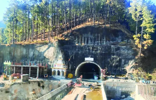 प्रकृति, पर्यावरण और मानव समाज की व्यथा कथा है टनल प्रकृति, पर्यावरण और मानव समाज की व्यथा कथा है टनल
