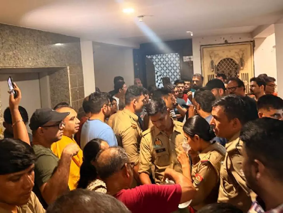नोएडा की सोसाइटी में पिटबुल को लेकर हंगामा, किरायेदार से फ्लैट खाली कराने की मांग नोएडा की सोसाइटी में पिटबुल को लेकर हंगामा, किरायेदार से फ्लैट खाली कराने की मांग