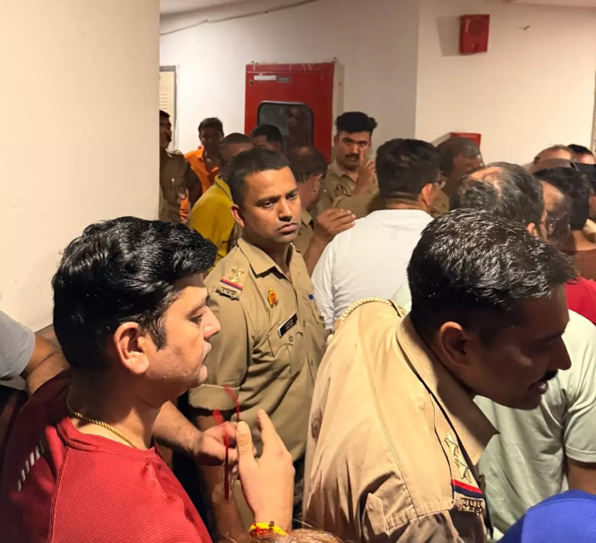 नोएडा की सोसाइटी में पिटबुल को लेकर हंगामा, किरायेदार से फ्लैट खाली कराने की मांग नोएडा की सोसाइटी में पिटबुल को लेकर हंगामा, किरायेदार से फ्लैट खाली कराने की मांग