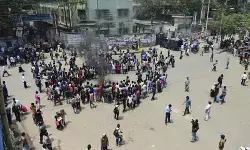 मंत्री की टिप्प्पणी से भड़के बांग्लादेश के जेन-जी, सड़को पर किया प्रदर्शन मंत्री की टिप्प्पणी से भड़के बांग्लादेश के जेन-जी, सड़को पर किया प्रदर्शन