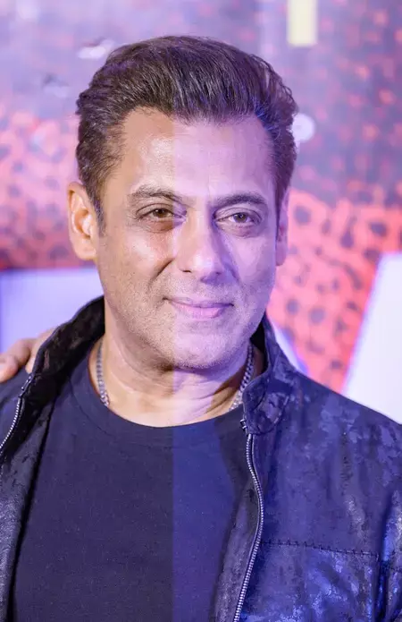 सलमान खान ने किया नए आईटी सेंटर का उद्घाटन सलमान खान ने किया नए आईटी सेंटर का उद्घाटन