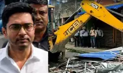 ममता के सांसद भतीजे अभिषेक बनर्जी के अवैध दफ्तर पर चला बुलडोजर, भारी फोर्स के साथ हो रही कार्रवाई ममता के सांसद भतीजे अभिषेक बनर्जी के अवैध दफ्तर पर चला बुलडोजर, भारी फोर्स के साथ हो रही कार्रवाई