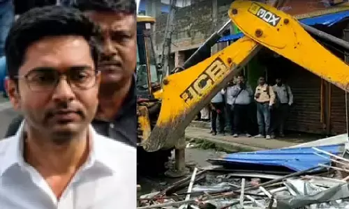 ममता के सांसद भतीजे अभिषेक बनर्जी के अवैध दफ्तर पर चला बुलडोजर, भारी फोर्स के साथ हो रही कार्रवाई ममता के सांसद भतीजे अभिषेक बनर्जी के अवैध दफ्तर पर चला बुलडोजर, भारी फोर्स के साथ हो रही कार्रवाई