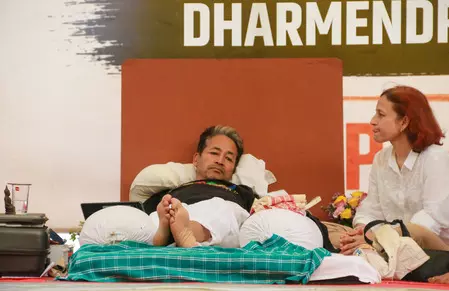 सोनम वांगचुक की पत्नी गीतांजलि ने किया दिल्ली हाईकोर्ट का रुख, पति को निजी अस्पताल में शिफ्ट करने की मांग सोनम वांगचुक की पत्नी गीतांजलि ने किया दिल्ली हाईकोर्ट का रुख, पति को निजी अस्पताल में शिफ्ट करने की मांग