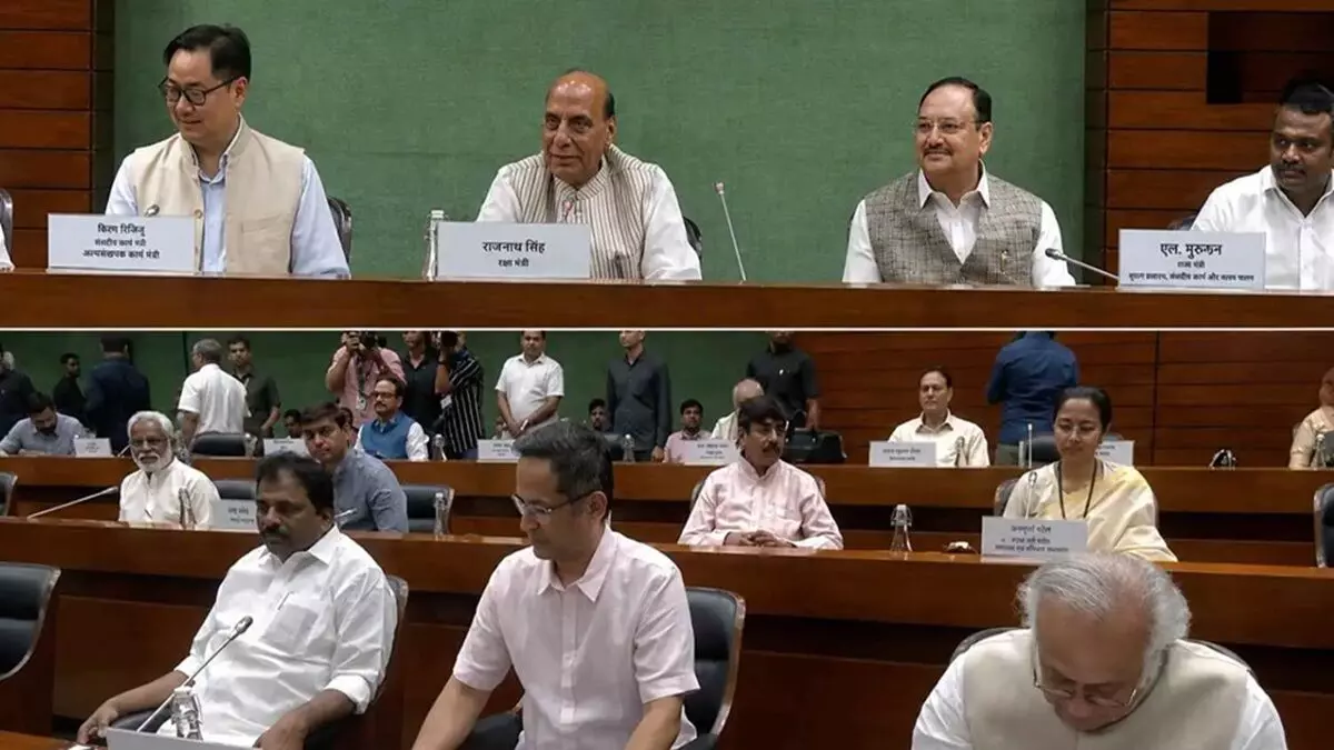 मानसून सत्र से पहले सर्वदलीय बैठक में हंगामा, टीएमसी के बागी सांसदों को बुलाने पर विपक्ष का वॉकआउट मानसून सत्र से पहले सर्वदलीय बैठक में हंगामा, टीएमसी के बागी सांसदों को बुलाने पर विपक्ष का वॉकआउट