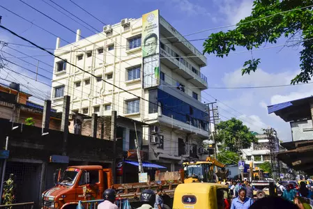 पश्चिम बंगाल : अभिषेक बनर्जी के पांच मंजिला पार्टी कार्यालय पर दूसरे दिन भी बुलडोजर एक्शन जारी पश्चिम बंगाल : अभिषेक बनर्जी के पांच मंजिला पार्टी कार्यालय पर दूसरे दिन भी बुलडोजर एक्शन जारी