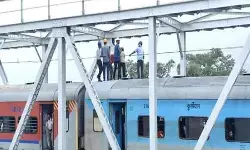 टाटा-हावड़ा स्टील एक्सप्रेस पर टूटा ओएचई तार, टला बड़ा हादसा, रेलवे पुल पर बीच रास्ते रुकी ट्रेन टाटा-हावड़ा स्टील एक्सप्रेस पर टूटा ओएचई तार, टला बड़ा हादसा, रेलवे पुल पर बीच रास्ते रुकी ट्रेन
