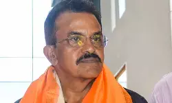 शिंदे गुट ने छह सांसदों के विलय के फैसले को बताया संविधान और कानून के अनुरूप शिंदे गुट ने छह सांसदों के विलय के फैसले को बताया संविधान और कानून के अनुरूप