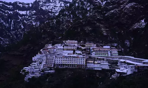 अमरनाथ के बाद अब वैष्णो देवी यात्रा भी स्थगित, खराब मौसम बना बाधा