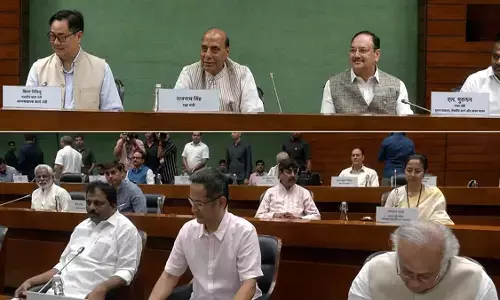 मानसून सत्र से पहले सर्वदलीय बैठक में हंगामा, टीएमसी के बागी सांसदों को बुलाने पर विपक्ष का वॉकआउट मानसून सत्र से पहले सर्वदलीय बैठक में हंगामा, टीएमसी के बागी सांसदों को बुलाने पर विपक्ष का वॉकआउट