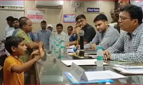13 वर्षीय छात्र की फरियाद ने जीता अधिकारियों का दिल, डीएम से बोला—‘साहब, देखना नहीं... बस करवा दीजिए’ 13 वर्षीय छात्र की फरियाद ने जीता अधिकारियों का दिल, डीएम से बोला—‘साहब, देखना नहीं... बस करवा दीजिए’