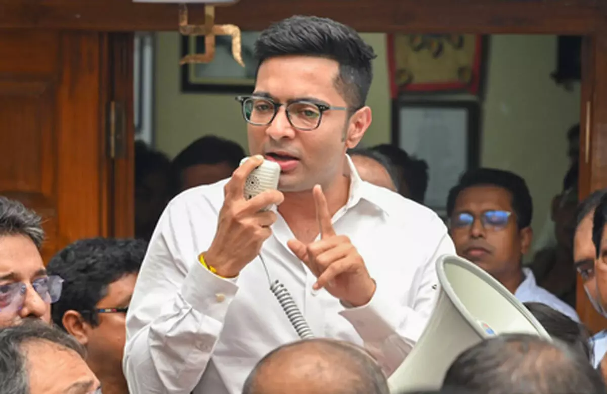 बंगाल में नया सियासी तूफ़ान: भाजपा नेताओं ने अभिषेक बनर्जी पर दर्ज कराई शिकायत बंगाल में नया सियासी तूफ़ान: भाजपा नेताओं ने अभिषेक बनर्जी पर दर्ज कराई शिकायत