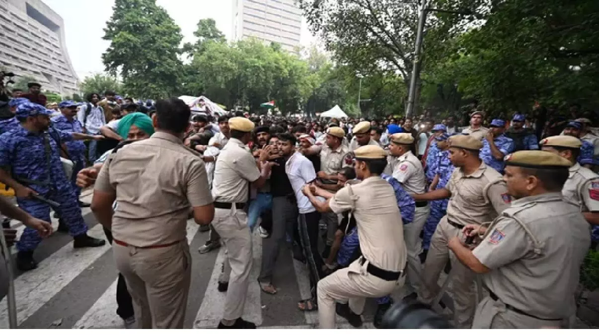 संसद मार्च पर बवाल: CJP के प्रदर्शनकारियों को पुलिस ने हिरासत में लिया, जंतर-मंतर से संसद तक हाई अलर्ट संसद मार्च पर बवाल: CJP के प्रदर्शनकारियों को पुलिस ने हिरासत में लिया, जंतर-मंतर से संसद तक हाई अलर्ट