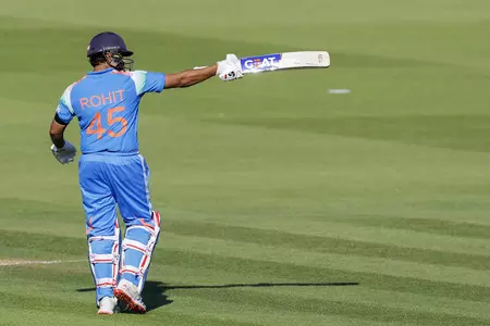 रोहित शर्मा ने इंग्लैंड में रचा इतिहास, आठ साल पुराना अपना ही रिकॉर्ड तोड़ा रोहित शर्मा ने इंग्लैंड में रचा इतिहास, आठ साल पुराना अपना ही रिकॉर्ड तोड़ा