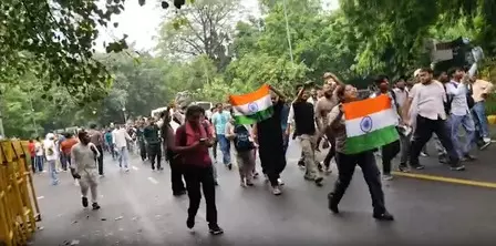दिल्ली के जंतर-मंतर पर विरोध प्रदर्शन के दौरान तनाव, पुलिस और प्रदर्शनकारियों के बीच झड़प, पुलिस ने बैरिकेड्स लगाए दिल्ली के जंतर-मंतर पर विरोध प्रदर्शन के दौरान तनाव, पुलिस और प्रदर्शनकारियों के बीच झड़प, पुलिस ने बैरिकेड्स लगाए
