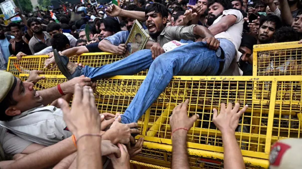 सीजेपी प्रदर्शनकारियों पर आंसू गैस के गोले दागे गए, संसद का मेन गेट बंद; अभिजीत दीपके ने खत्म किया अनशन सीजेपी प्रदर्शनकारियों पर आंसू गैस के गोले दागे गए, संसद का मेन गेट बंद; अभिजीत दीपके ने खत्म किया अनशन