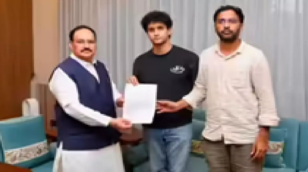 संसद मार्च के बीच जेपी नड्डा से मिले काकरोच पार्टी के नेता, रखीं तीन प्रमुख मांगें; अमित शाह ने भी धर्मेंद्र प्रधान से की मुलाकात संसद मार्च के बीच जेपी नड्डा से मिले काकरोच पार्टी के नेता, रखीं तीन प्रमुख मांगें; अमित शाह ने भी धर्मेंद्र प्रधान से की मुलाकात