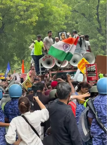 जंतर-मंतर पर छात्रों के समर्थन में पहुंचे टीवी और बॉलीवुड सेलेब्स, जवाबदेही की उठाई मांग जंतर-मंतर पर छात्रों के समर्थन में पहुंचे टीवी और बॉलीवुड सेलेब्स, जवाबदेही की उठाई मांग