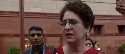 कांग्रेस सांसद प्रियंका गांधी वाड्रा ने प्रदर्शनकारी छात्रों के खिलाफ बल प्रयोग की आलोचना की, शांतिपूर्ण समाधान की मांग की कांग्रेस सांसद प्रियंका गांधी वाड्रा ने प्रदर्शनकारी छात्रों के खिलाफ बल प्रयोग की आलोचना की, शांतिपूर्ण समाधान की मांग की