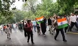 दिल्ली के जंतर-मंतर पर विरोध प्रदर्शन के दौरान तनाव, पुलिस और प्रदर्शनकारियों के बीच झड़प, पुलिस ने बैरिकेड्स लगाए दिल्ली के जंतर-मंतर पर विरोध प्रदर्शन के दौरान तनाव, पुलिस और प्रदर्शनकारियों के बीच झड़प, पुलिस ने बैरिकेड्स लगाए
