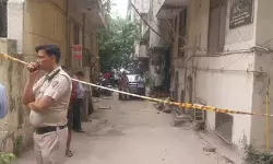 दिल्ली के अमर कॉलोनी थाना इलाके में संदिग्ध हालत में फ्लैट से मिले 2 शव