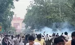 संसद भवन के पास पहुंचे CJP के प्रदर्शनकारी, पुलिस ने दागे आंसू गैस के गोले संसद भवन के पास पहुंचे CJP के प्रदर्शनकारी, पुलिस ने दागे आंसू गैस के गोले