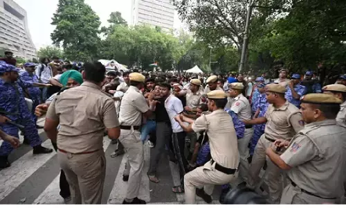 संसद मार्च पर बवाल: CJP के प्रदर्शनकारियों को पुलिस ने हिरासत में लिया, जंतर-मंतर से संसद तक हाई अलर्ट संसद मार्च पर बवाल: CJP के प्रदर्शनकारियों को पुलिस ने हिरासत में लिया, जंतर-मंतर से संसद तक हाई अलर्ट