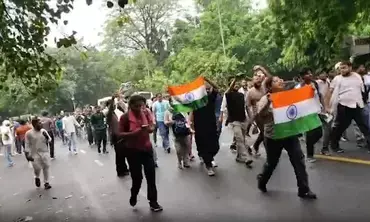 दिल्ली के जंतर-मंतर पर विरोध प्रदर्शन के दौरान तनाव, पुलिस और प्रदर्शनकारियों के बीच झड़प, पुलिस ने बैरिकेड्स लगाए दिल्ली के जंतर-मंतर पर विरोध प्रदर्शन के दौरान तनाव, पुलिस और प्रदर्शनकारियों के बीच झड़प, पुलिस ने बैरिकेड्स लगाए
