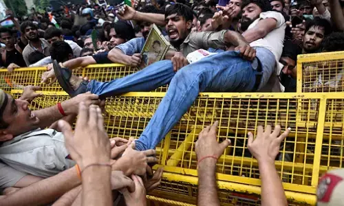 सीजेपी प्रदर्शनकारियों पर आंसू गैस के गोले दागे गए, संसद का मेन गेट बंद; अभिजीत दीपके ने खत्म किया अनशन सीजेपी प्रदर्शनकारियों पर आंसू गैस के गोले दागे गए, संसद का मेन गेट बंद; अभिजीत दीपके ने खत्म किया अनशन