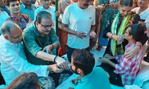 अभिजीत दीपके ने खत्म की भूख हड़ताल, 23 दिन बाद AISA छात्रों ने भी खत्म किया आमरण अनशन अभिजीत दीपके ने खत्म की भूख हड़ताल, 23 दिन बाद AISA छात्रों ने भी खत्म किया आमरण अनशन