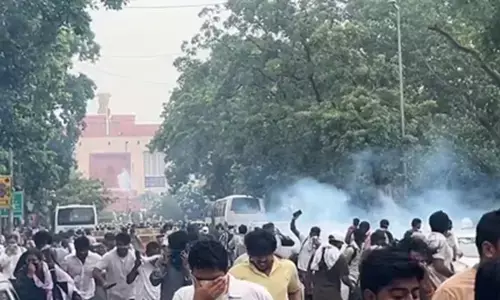 संसद भवन के पास पहुंचे CJP के प्रदर्शनकारी, पुलिस ने दागे आंसू गैस के गोले संसद भवन के पास पहुंचे CJP के प्रदर्शनकारी, पुलिस ने दागे आंसू गैस के गोले