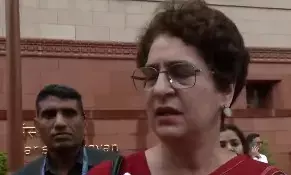 कांग्रेस सांसद प्रियंका गांधी वाड्रा ने प्रदर्शनकारी छात्रों के खिलाफ बल प्रयोग की आलोचना की, शांतिपूर्ण समाधान की मांग की कांग्रेस सांसद प्रियंका गांधी वाड्रा ने प्रदर्शनकारी छात्रों के खिलाफ बल प्रयोग की आलोचना की, शांतिपूर्ण समाधान की मांग की
