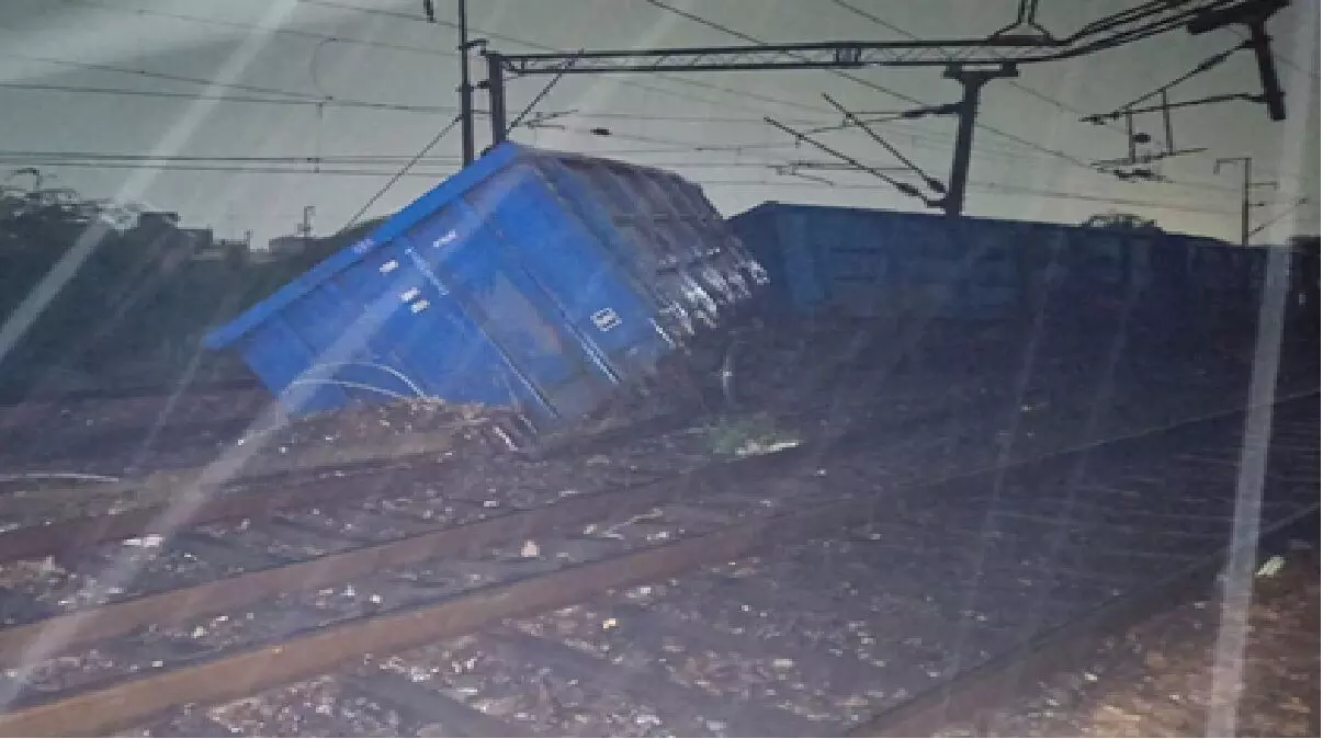 गाजियाबाद में मालगाड़ी के 6 डिब्बे पटरी से उतरे, दिल्ली रेलखंड पर बड़ा असर; 100 से अधिक ट्रेनें प्रभावित गाजियाबाद में मालगाड़ी के 6 डिब्बे पटरी से उतरे, दिल्ली रेलखंड पर बड़ा असर; 100 से अधिक ट्रेनें प्रभावित