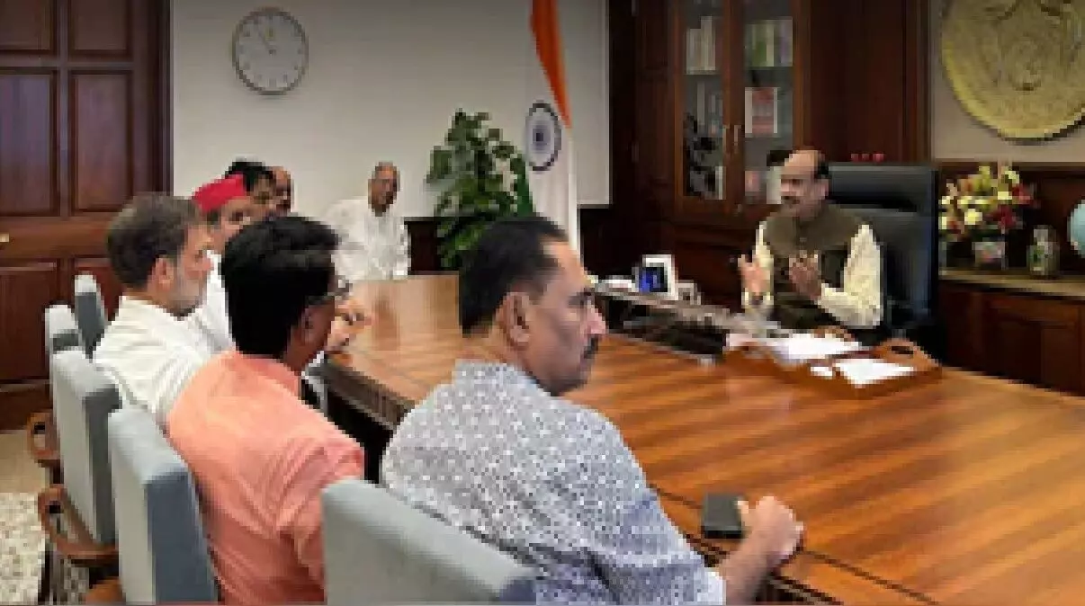 राहुल गांधी के नेतृत्व में विपक्षी सांसदों ने स्पीकर ओम बिरला से की मुलाकात, नीट और छात्रों के मुद्दे पर चर्चा की मांग राहुल गांधी के नेतृत्व में विपक्षी सांसदों ने स्पीकर ओम बिरला से की मुलाकात, नीट और छात्रों के मुद्दे पर चर्चा की मांग