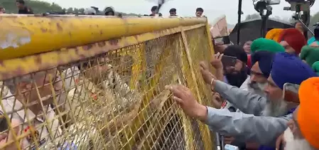 दिल्ली कूच रोकने को सीमाओं पर सख्त नाकेबंदी, पुलिस ने सील किए बॉर्डर; किसान बोले— हम टकराव नहीं, सिर्फ संवाद चाहते हैं दिल्ली कूच रोकने को सीमाओं पर सख्त नाकेबंदी, पुलिस ने सील किए बॉर्डर; किसान बोले— हम टकराव नहीं, सिर्फ संवाद चाहते हैं