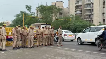 नोएडा-दिल्ली बॉर्डर पर हाई अलर्ट: किसानों के दिल्ली कूच और प्रदर्शनों के मद्देनजर चिल्ला बॉर्डर पर सुरक्षा कड़ी नोएडा-दिल्ली बॉर्डर पर हाई अलर्ट: किसानों के दिल्ली कूच और प्रदर्शनों के मद्देनजर चिल्ला बॉर्डर पर सुरक्षा कड़ी