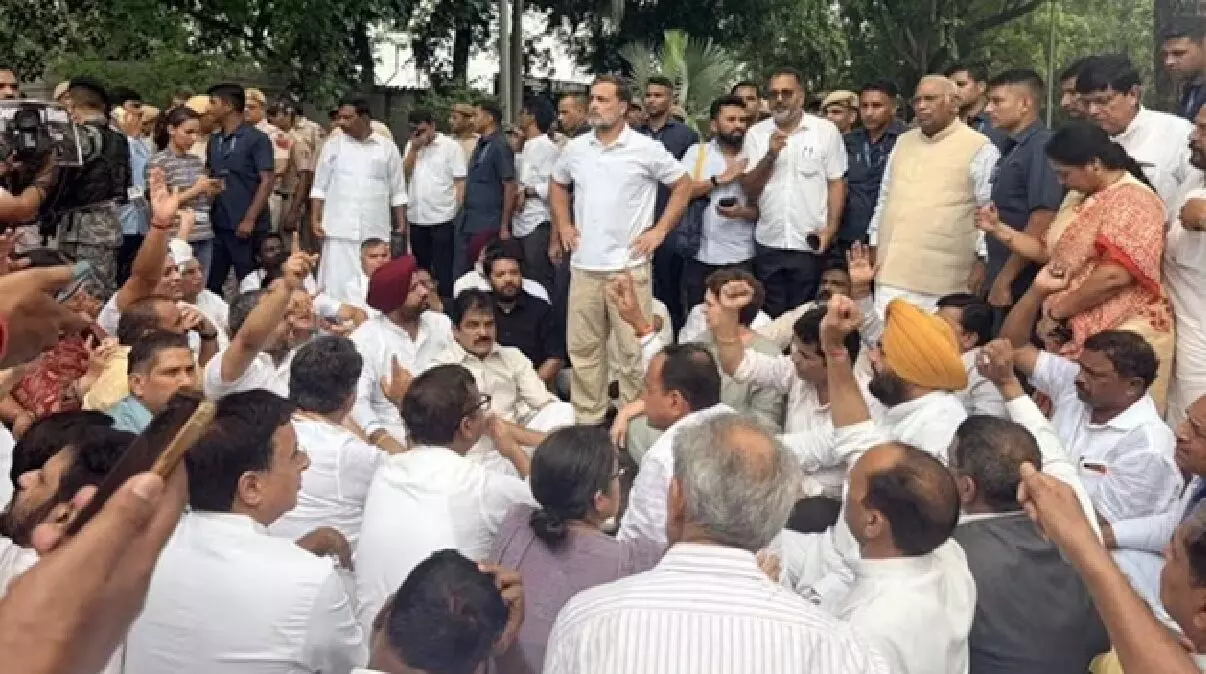 प्रधानमंत्री के आवास के बाहर पहली बार धरने पर बैठे राहुल गांधी और प्रियंका गांधी, शिक्षा मंत्री के इस्तीफे की उठाई मांग प्रधानमंत्री के आवास के बाहर पहली बार धरने पर बैठे राहुल गांधी और प्रियंका गांधी, शिक्षा मंत्री के इस्तीफे की उठाई मांग