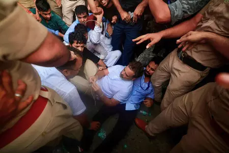 पीएम आवास से हटाकर राहुल गांधी को लेकर छत्रसाल स्टेडियम पहुंची पुलिस, मंदिर मार्ग थाने में प्रियंका गांधी वाड्रा पीएम आवास से हटाकर राहुल गांधी को लेकर छत्रसाल स्टेडियम पहुंची पुलिस, मंदिर मार्ग थाने में प्रियंका गांधी वाड्रा