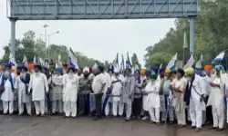 भारत-अमेरिका व्यापार समझौते के विरोध में किसानों का दिल्ली कूच, शंभू बॉर्डर सील; सुरक्षा व्यवस्था कड़ी भारत-अमेरिका व्यापार समझौते के विरोध में किसानों का दिल्ली कूच, शंभू बॉर्डर सील; सुरक्षा व्यवस्था कड़ी