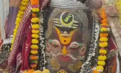 ओम, बेल पत्र, मुकुट और रुद्राक्ष की माला अर्पित कर बाबा महाकाल का भव्य शृंगार, की गई भस्म आरती ओम, बेल पत्र, मुकुट और रुद्राक्ष की माला अर्पित कर बाबा महाकाल का भव्य शृंगार, की गई भस्म आरती