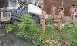 ग्रेटर नोएडा में सरिया से भरा ट्रक नाले में पलटा, चालक की दर्दनाक मौत, दो घंटे तक चला रेस्क्यू ऑपरेशन