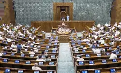 संसद मानसून सत्र के दूसरे दिन भी हंगामा, लोकसभा और राज्यसभा की कार्यवाही दोपहर 12 बजे तक स्थगित