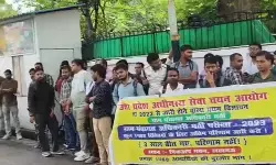ग्राम पंचायत अधिकारी भर्ती-2022 का परिणाम जारी करने की मांग, लखनऊ में अभ्यर्थियों का प्रदर्शन