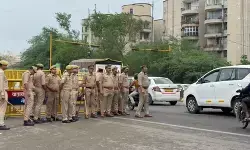 नोएडा-दिल्ली बॉर्डर पर हाई अलर्ट: किसानों के दिल्ली कूच और प्रदर्शनों के मद्देनजर चिल्ला बॉर्डर पर सुरक्षा कड़ी नोएडा-दिल्ली बॉर्डर पर हाई अलर्ट: किसानों के दिल्ली कूच और प्रदर्शनों के मद्देनजर चिल्ला बॉर्डर पर सुरक्षा कड़ी