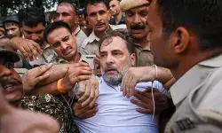 पीएम आवास के बाहर धरना दे रहे विपक्षी नेताओं को पुलिस ने हटाया, राहुल गांधी बोले-जोर आजमा लो, लड़ाई नहीं रुकेगी पीएम आवास के बाहर धरना दे रहे विपक्षी नेताओं को पुलिस ने हटाया, राहुल गांधी बोले-जोर आजमा लो, लड़ाई नहीं रुकेगी