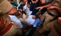 पीएम आवास से हटाकर राहुल गांधी को लेकर छत्रसाल स्टेडियम पहुंची पुलिस, मंदिर मार्ग थाने में प्रियंका गांधी वाड्रा पीएम आवास से हटाकर राहुल गांधी को लेकर छत्रसाल स्टेडियम पहुंची पुलिस, मंदिर मार्ग थाने में प्रियंका गांधी वाड्रा